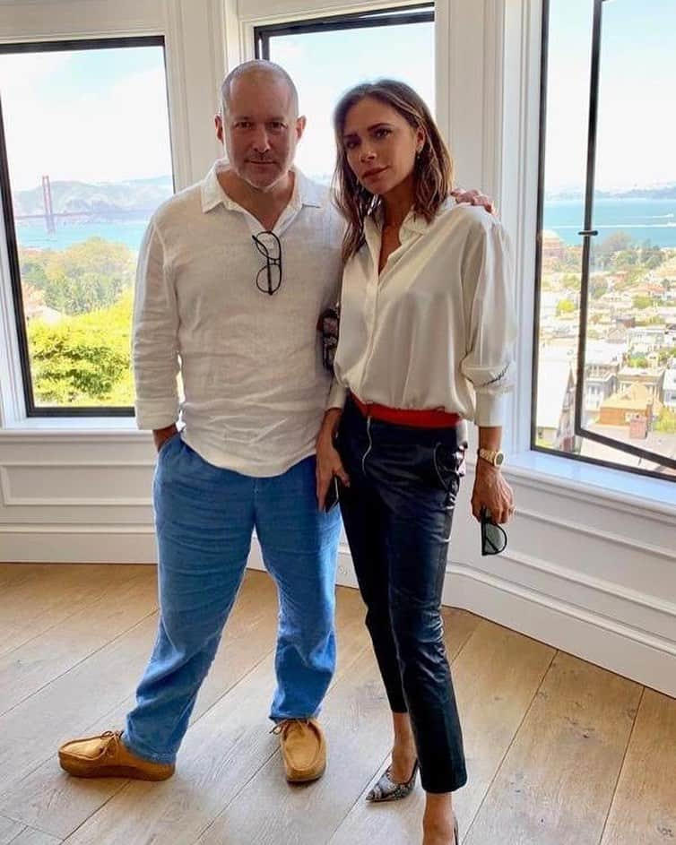 ヴィクトリアベッカムさんのインスタグラム写真 - (ヴィクトリアベッカムInstagram)「Thank you #JonyIve for such an inspiring lunch! Kisses VB @apple 🍎」6月14日 1時57分 - victoriabeckham