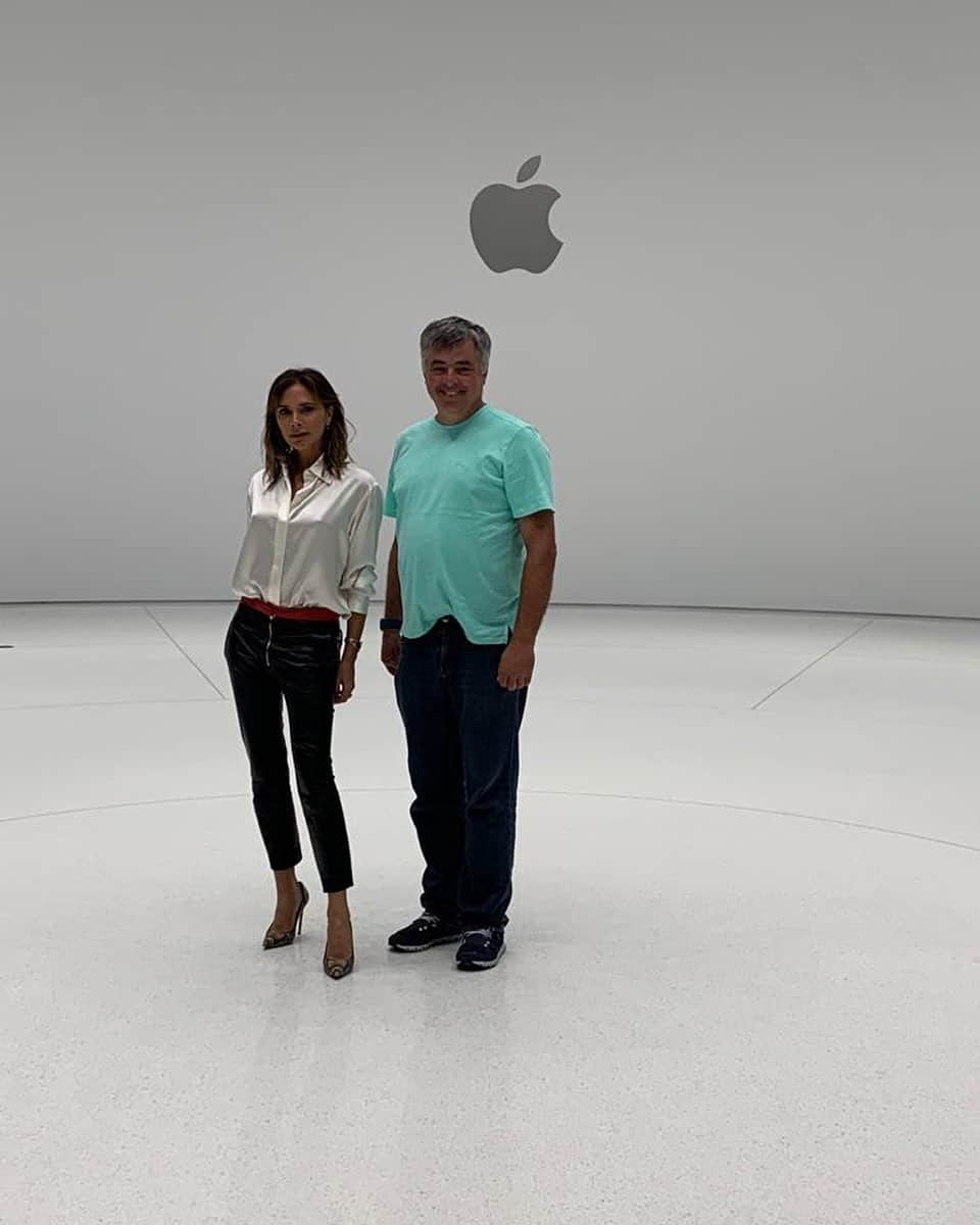 ヴィクトリアベッカムさんのインスタグラム写真 - (ヴィクトリアベッカムInstagram)「So impressed!! 🍏 Loved this visit to @Apple yesterday and meeting #EddyCue, such inspiring leadership and innovation. Thank u! x VB」6月14日 1時56分 - victoriabeckham