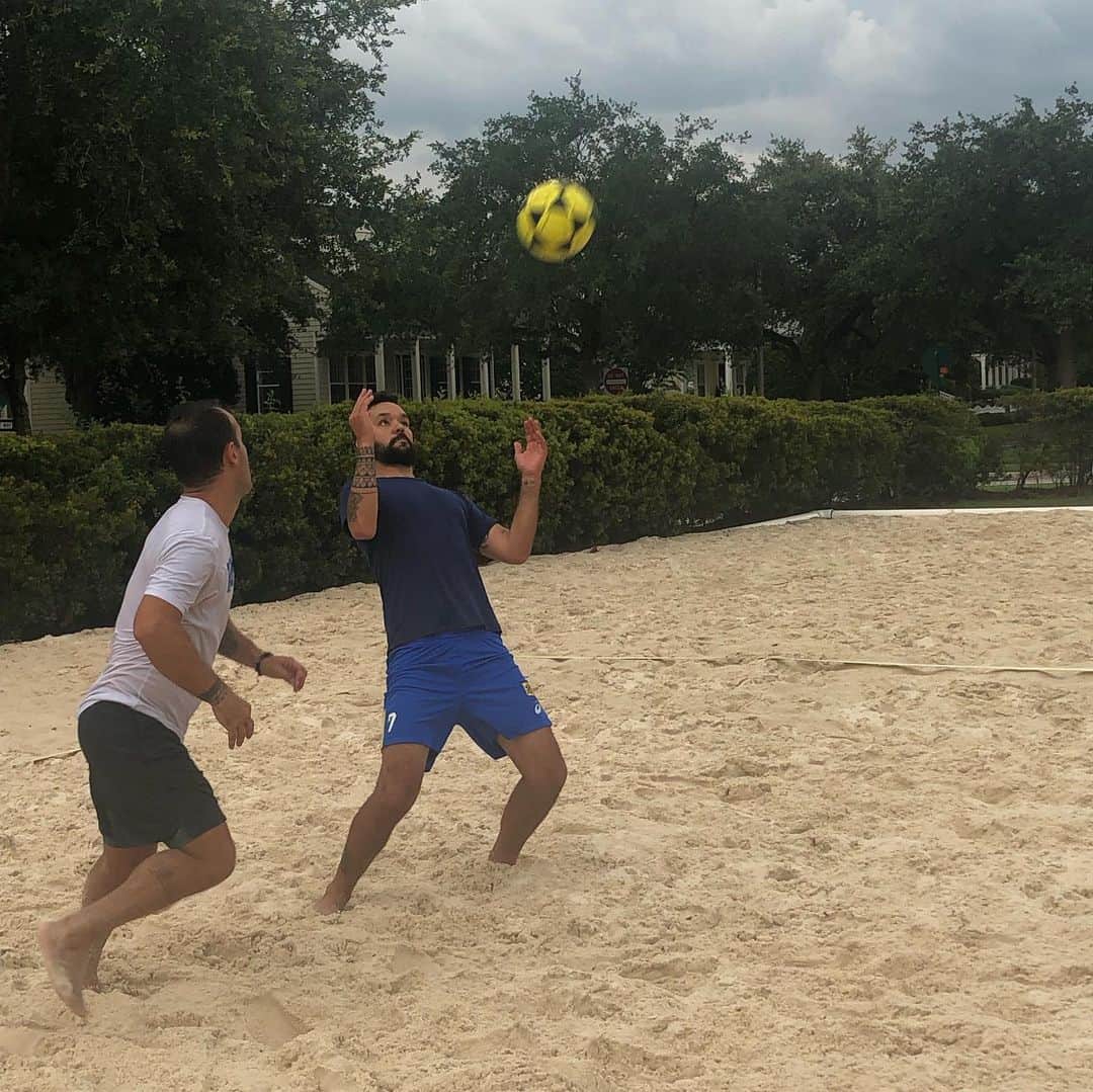 ウィリアム・アルジョナさんのインスタグラム写真 - (ウィリアム・アルジョナInstagram)「#tbt Quem não gosta de esportes, “ou é ruim da cabeça ou doente dos pés” #florida #celebration #futvolei #orlando #eua #brazil @byfoot_ @futevoleibrasil #w7elmago」6月14日 1時50分 - william_elmago_arjona