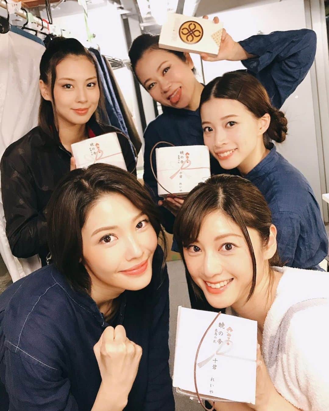 矢吹世奈のインスタグラム：「・ 暁の帝始まったーーーーー！ 斬新な演出、魂に語りかけるようなお話、 素晴らしいキャストの皆様… 本日ご観劇のお客様は 楽しんでいただけましたでしょうか？ 怪我で降板となってしまった芹沢くん、 代役で藍チーム朱チーム両方の出演となる 佐々木恭祐さん含め15人で 千秋楽まで駆け抜けますっ！！！！！ 皆さまどうか温かい声援をよろしくお願いします☺️ #暁の帝#お花ありがとうございました#差し入れもありがとうございました」