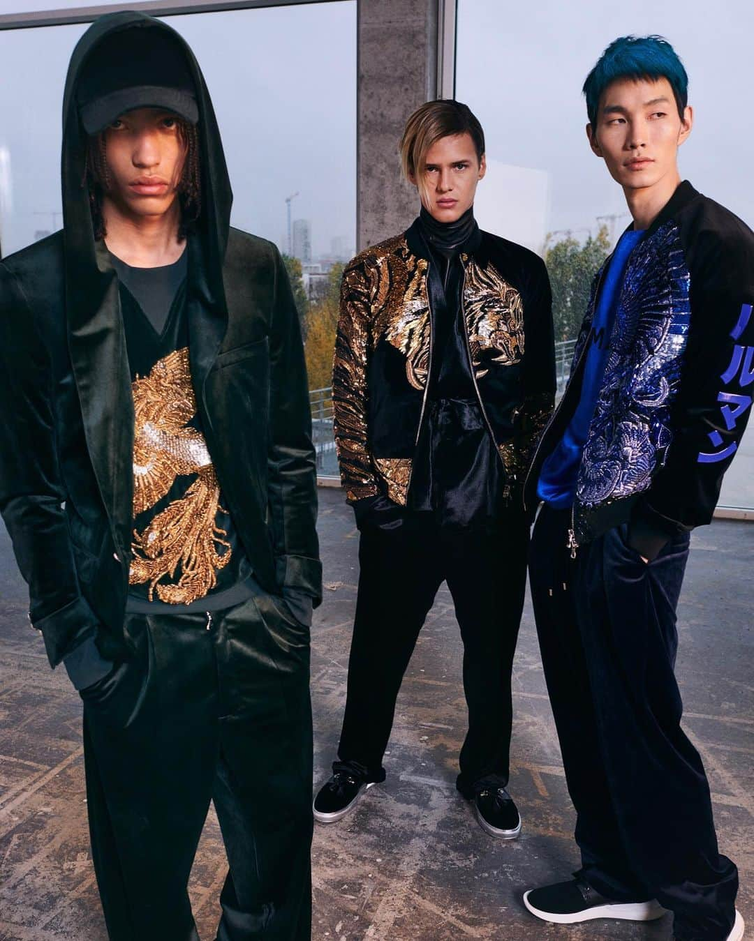 バルマンさんのインスタグラム写真 - (バルマンInstagram)「THE SILENCE The #BALMAINPF19 men’s collection embodies the traditional flare of the Parisian houses that seek inspiration from the richness of the Chinese Heritage and modernity. Head to BALMAIN.COM to enrich your senses. #BALMAINARMY」6月14日 1時59分 - balmain