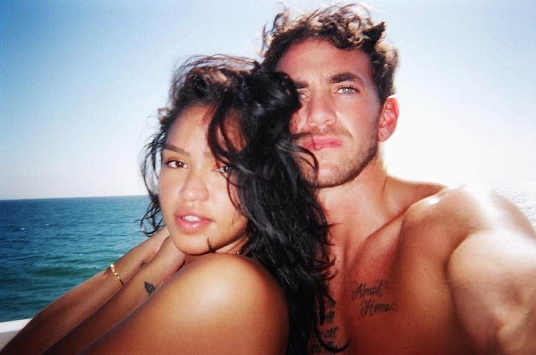 E! Onlineさんのインスタグラム写真 - (E! OnlineInstagram)「It's not just Me & U: After dating Diddy for more than a decade, Cassie is moving on with her new boyfriend Alex Fine and is pregnant with her first child! Try not to cry when you read Alex's heartfelt "Letter to my Daughter" at the link in our bio. (📷: Instagram/Alex Fine)」6月14日 1時59分 - enews