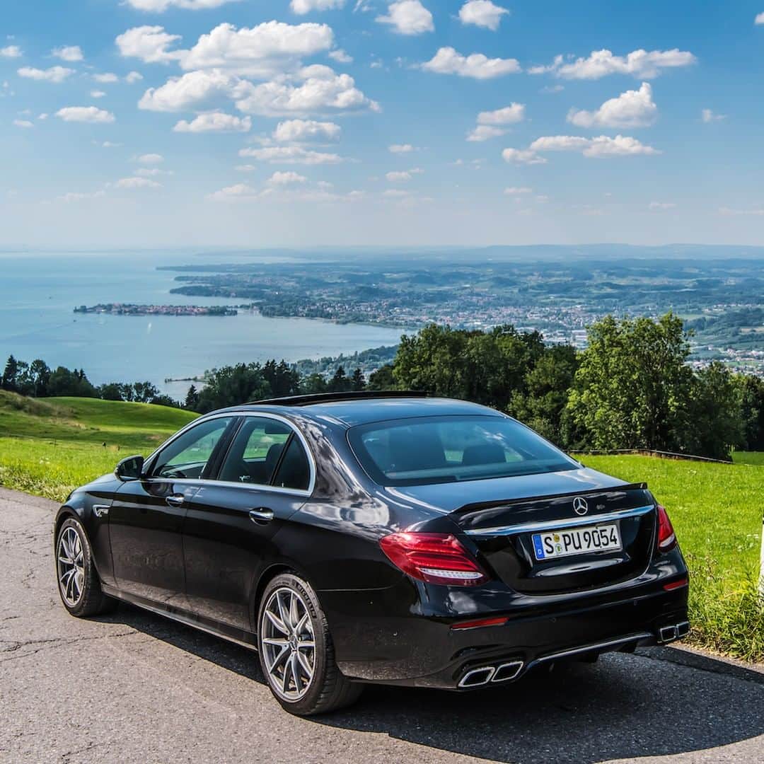 メルセデス・ベンツさんのインスタグラム写真 - (メルセデス・ベンツInstagram)「Enjoying beautiful views with the Mercedes-AMG E 63 4MATIC+. ☀ 📸: @basfransenphotography for #MBsocialcar ______ [Mercedes-AMG E 63 S 4MATIC+ | Kraftstoffverbrauch kombiniert: 10,8 l/100 km | CO₂-Emissionen kombiniert: 245 g/km | mb4.me/nefz] . #Mercedes #MercedesAMG #AMG #carsofinstagram #InstaCars #E63 #views #lake」6月14日 2時00分 - mercedesbenz