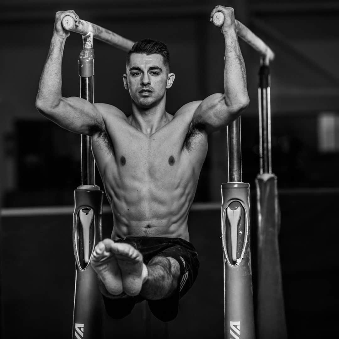 マックス・ウィットロックのインスタグラム：「Working hard and seeing results is a great feeling 👍 📷 - @showshoots . #gymnast #gymnastics #fitness #fitnessmotivation #gym #bodyweightworkout」