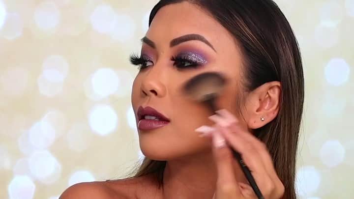 リアン Vのインスタグラム：「NEW YOUTUBE VIDEO 🚨 4 Looks in one! Using the @covergirl Queen Collection 👑 Youtube: LianeV Foundation: @beccacosmetics  Setting Powder: @fentybeauty  Lashes: @lillylashes」