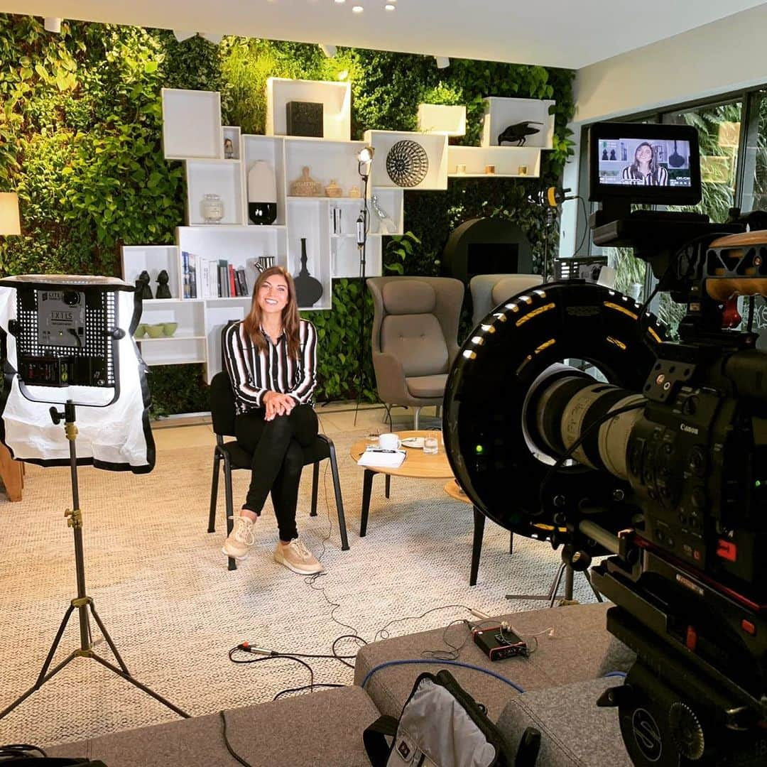 ホープ・ソロさんのインスタグラム写真 - (ホープ・ソロInstagram)「Staying busy on my day off with my friends in America @cbsthismorning 🎥 Check out my story for a link to the interview.」6月14日 2時12分 - hopesolo