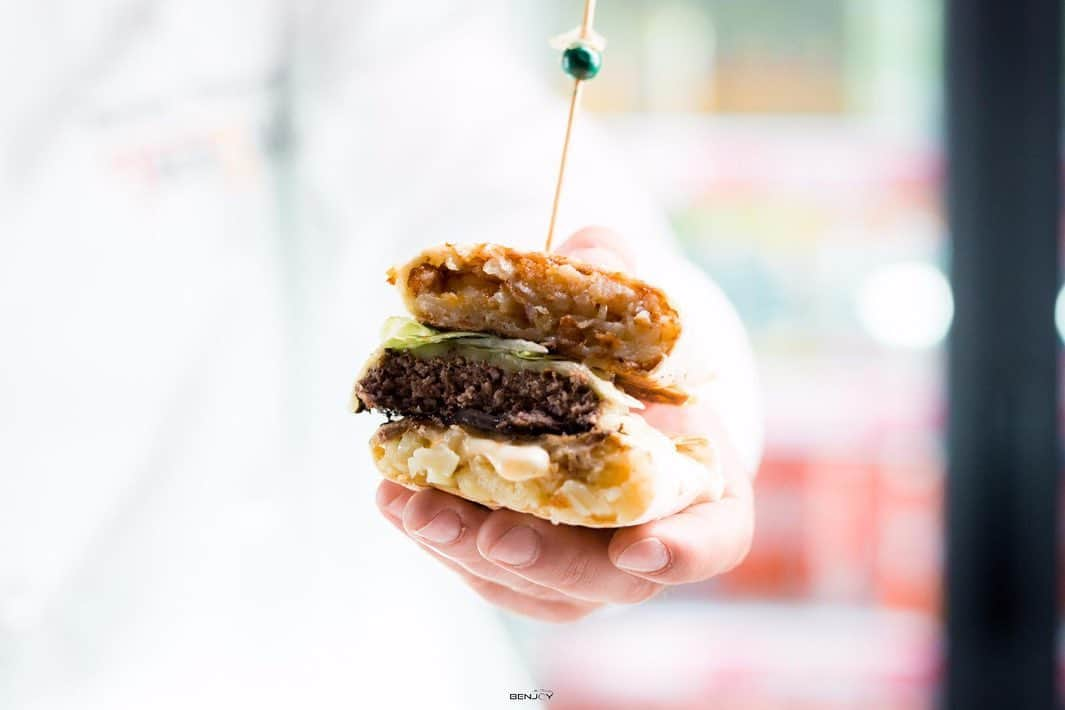 ママドゥ・サコーさんのインスタグラム写真 - (ママドゥ・サコーInstagram)「@tacoshake_officiel sur les Champs Elysées !!! ✅ Exclusif TacosBurger by @xavier_pincemin ✨🍔🔝👌🏿 #douuuce 😉」6月14日 2時23分 - mamadousakho