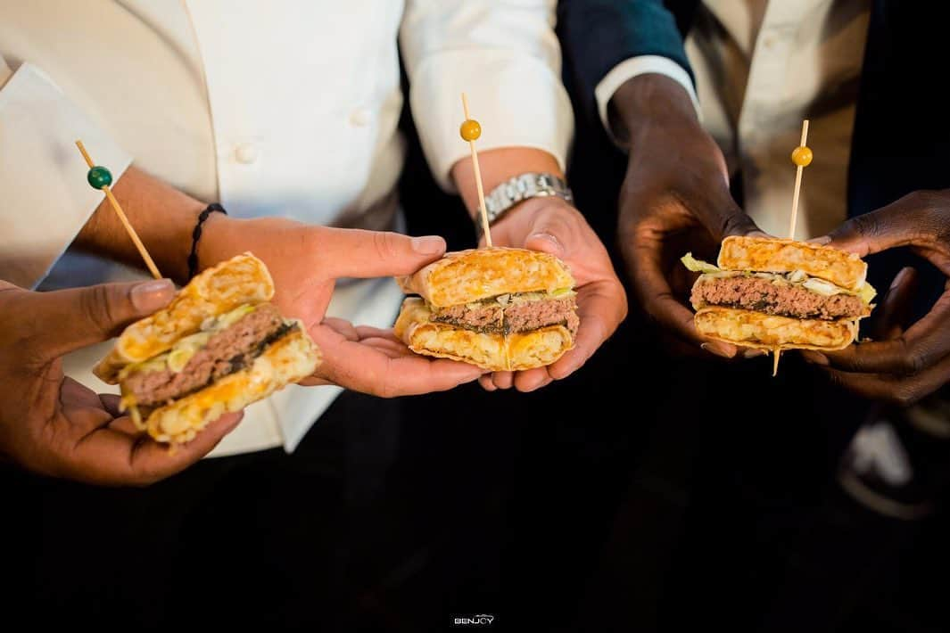 ママドゥ・サコーさんのインスタグラム写真 - (ママドゥ・サコーInstagram)「@tacoshake_officiel sur les Champs Elysées !!! ✅ Exclusif TacosBurger by @xavier_pincemin ✨🍔🔝👌🏿 #douuuce 😉」6月14日 2時23分 - mamadousakho