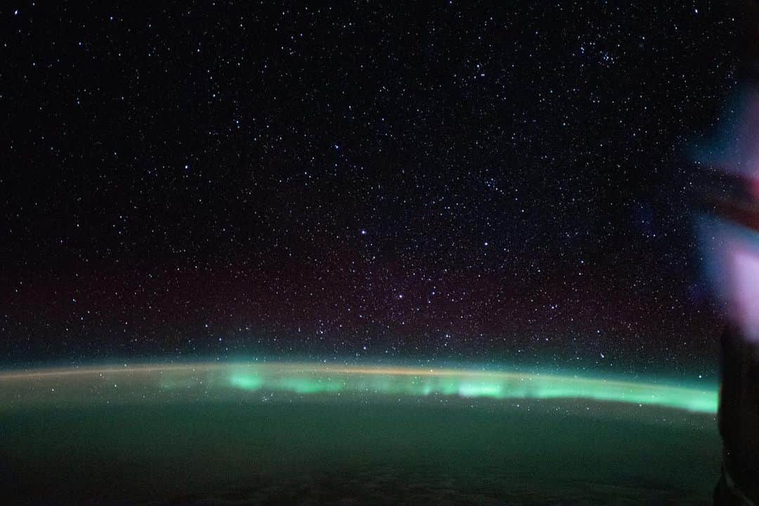 国際宇宙ステーションさんのインスタグラム写真 - (国際宇宙ステーションInstagram)「The aurora australis, or "southern lights," highlights a starry nighttime orbital pass as the International Space Station orbited more than 260 miles above the Indian Ocean between Madagascar and Australia. #aurora #stars #indian #ocean #earth #madagascar #australia #international #space #station」6月14日 2時18分 - iss