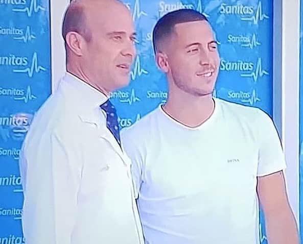 カルロス・テベスのインスタグラム：「@hazardeden_10 has arrived for his medical ahead of his Real Madrid presentation tonight. ⚪️」