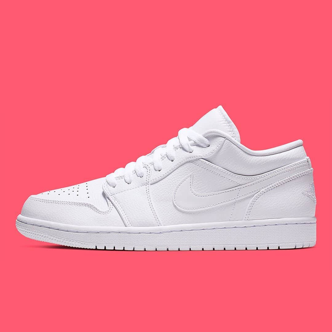 Sneaker News x Jordans Dailyさんのインスタグラム写真 - (Sneaker News x Jordans DailyInstagram)「The Air Jordan 1 is coming in Triple White for the Summer 😤 Is it the best Low colorway yet? Tap the link in the bio for more details #jordansdaily」6月14日 2時21分 - jordansdaily