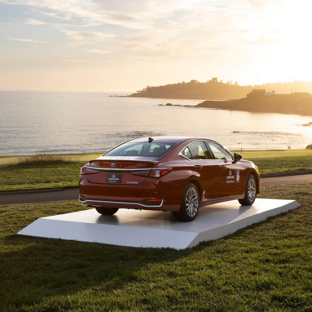 Lexus USAのインスタグラム：「Enjoy the views. Celebrate the golf. Looking forward to an amazing @USOpenGolf. #LexusES 300h #LexusGolf」