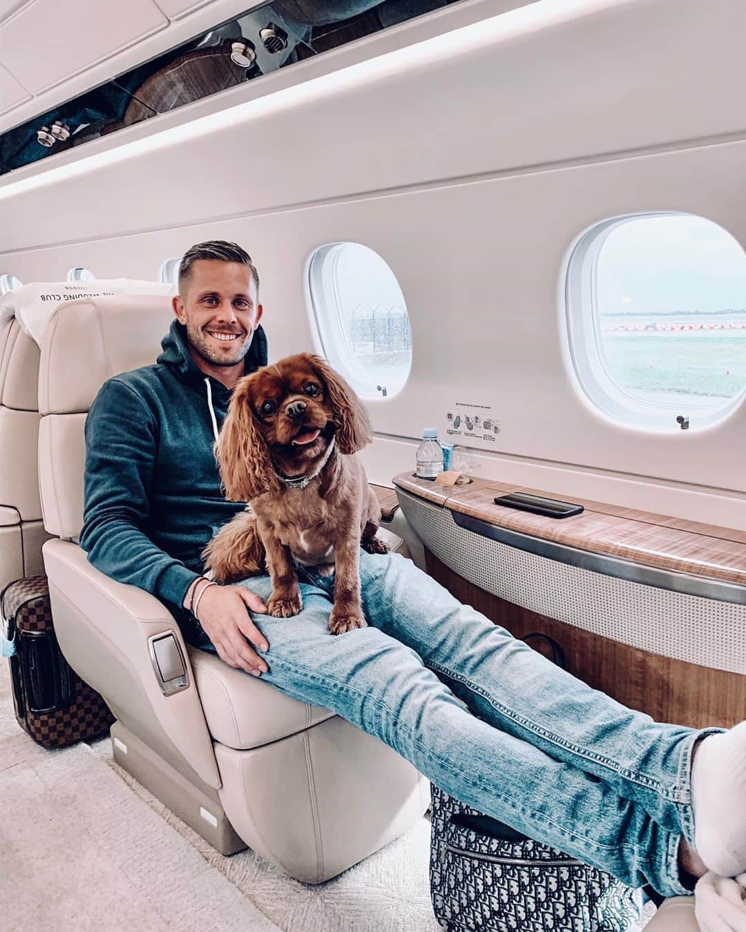 ギルフィ・シグルズソンのインスタグラム：「Can’t get married without this one 🐶」