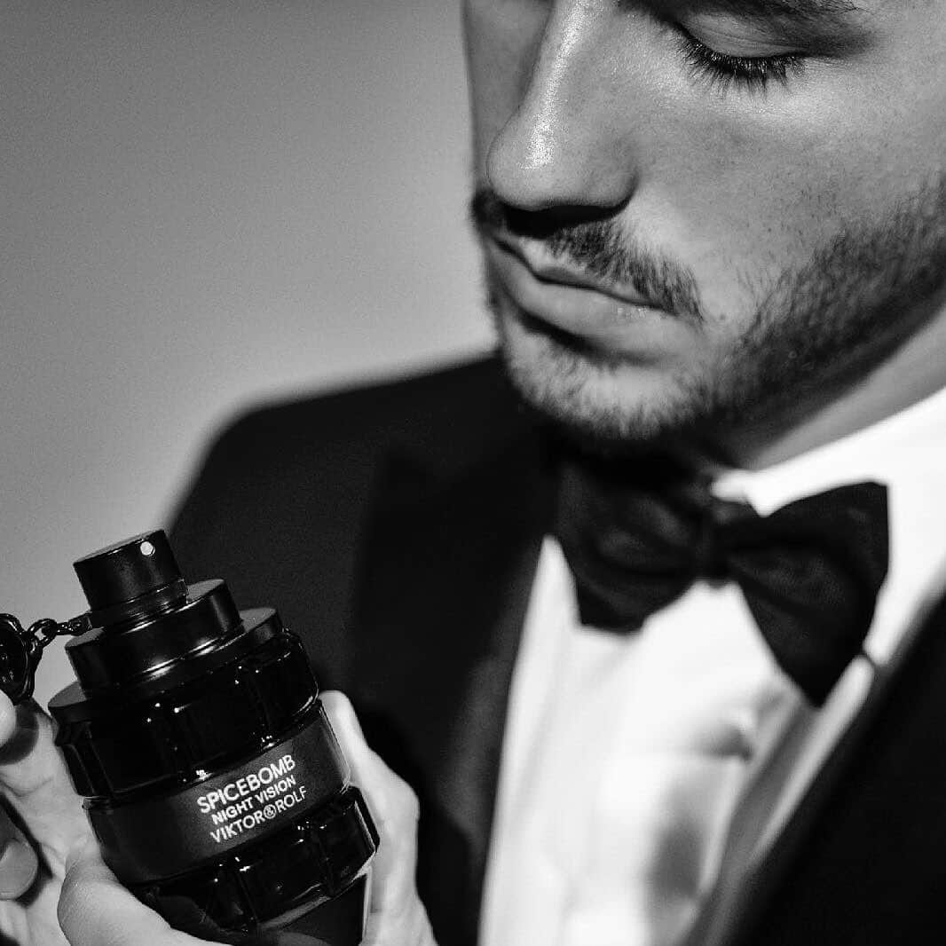 ジェイコブ・ホワイトサイズのインスタグラム：「for this father’s day what better than Spicebomb Night Vision, the new fresh and explosive fragrance by @viktorandrolf_fragrances #viktorandrolf #lightsoffgameon #spicebombnightvision #fathersday #newfragrance #spicebomb」