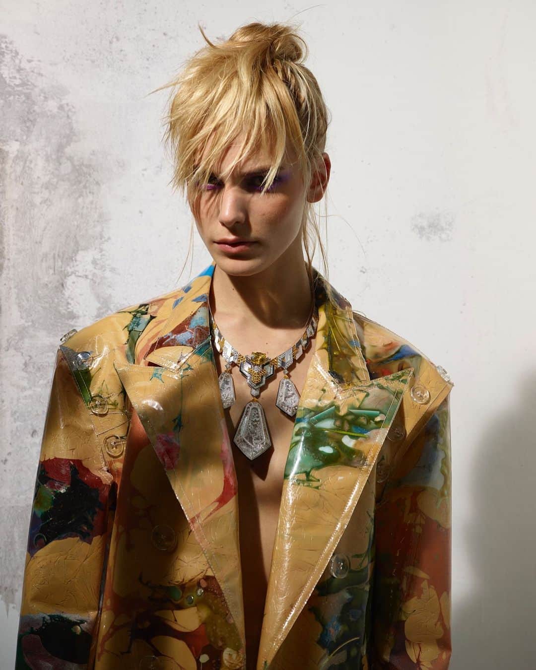 のインスタグラム：「The hand cast latex coat form Spring Summer 2019 in collaboration with the British artist Samara Scott featured in Vogue Ukraine. - - Magazine @vogue_ukraine  Photographer @davidferrua  Stylist @taniaratpatron  #mugler」