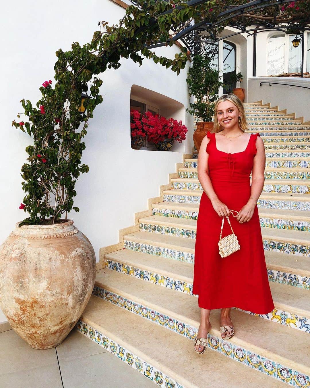 Estée Lalondeのインスタグラム：「💃 If only I packed a red lipstick to go with this dress 💄 ~ le sigh ~ What’s your favourite red? Mine is Lady Danger by MAC 💋 __________________________________  Dress @aritzia  Jewellery @daisy_jewellery (ad/brand collab) Sandals @zara  Seashell Bag @whitetigervintage #ELwears」