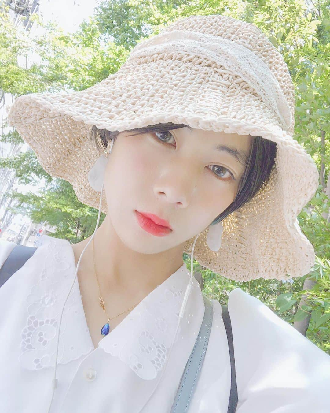 木村仁美さんのインスタグラム写真 - (木村仁美Instagram)「新しい服を着て、初夏。 🌿🍃👒 . 記憶と季節とあの子。  取り戻せなくなるような そんな日常も 生きている 痛みも 確かな今日の 証だね . . . . って でもそれでいい ？  その先に進むんだよ って思えてきた  小さそうでけっこう大きな変化。  #あの子の記憶 #麦わら帽子 #👒」6月14日 2時45分 - chami_cat