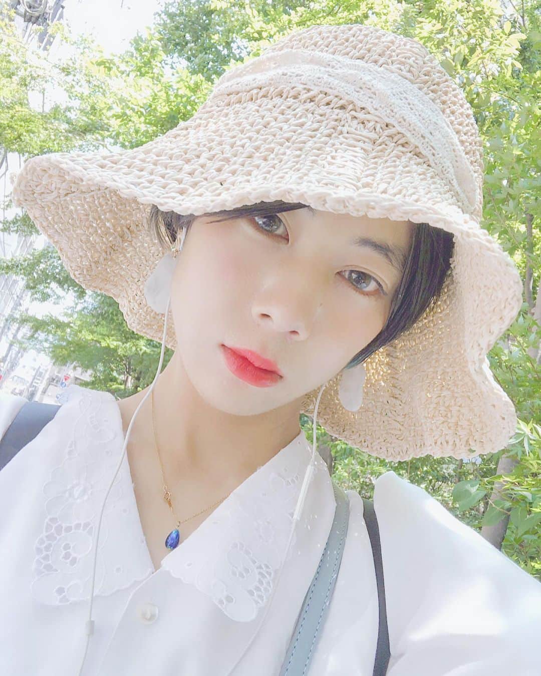 木村仁美のインスタグラム：「新しい服を着て、初夏。 🌿🍃👒 . 記憶と季節とあの子。  取り戻せなくなるような そんな日常も 生きている 痛みも 確かな今日の 証だね . . . . って でもそれでいい ？  その先に進むんだよ って思えてきた  小さそうでけっこう大きな変化。  #あの子の記憶 #麦わら帽子 #👒」