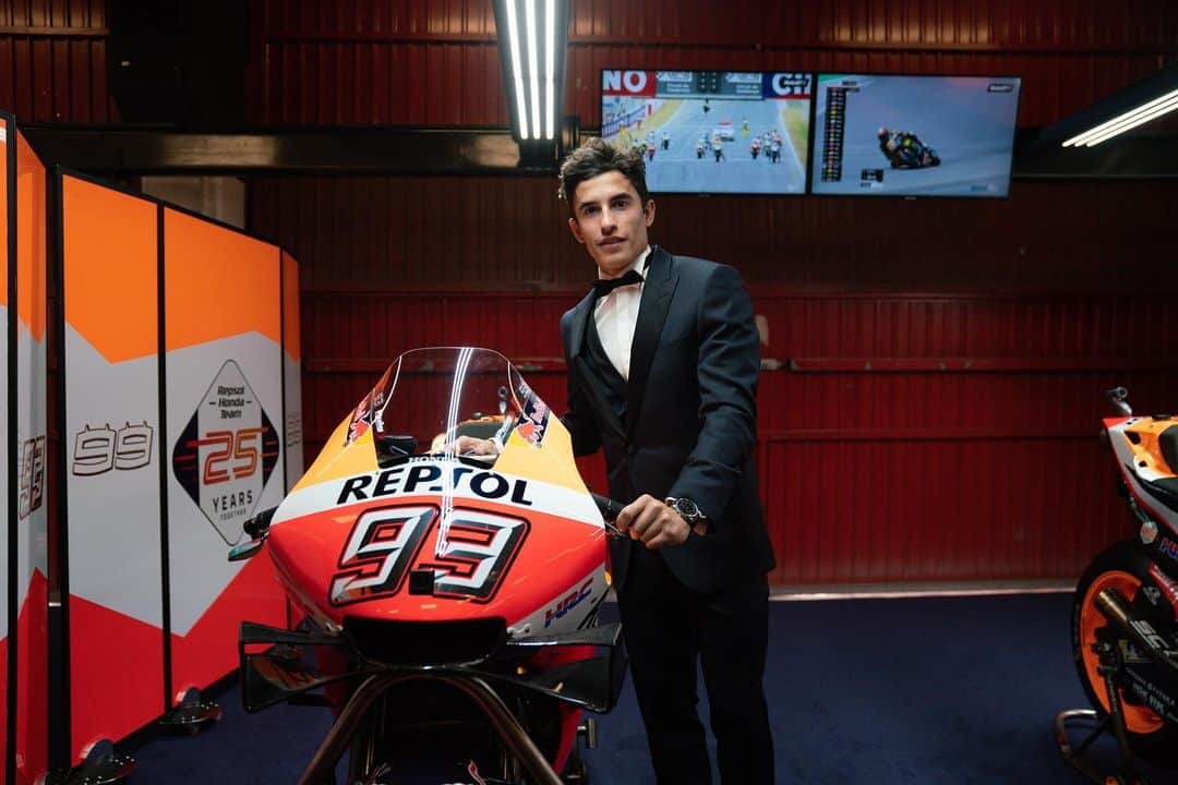 レプソル・ホンダのインスタグラム：「When you dress extra nice for that special date. 🕴 ⠀⠀⠀⠀⠀⠀⠀⠀⠀ #CatalanGP #HomeGP」