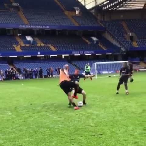 F2Freestylersのインスタグラム：「@didierdrogba producing some filth today 👀 🔥🔥🔥 @socceraid」