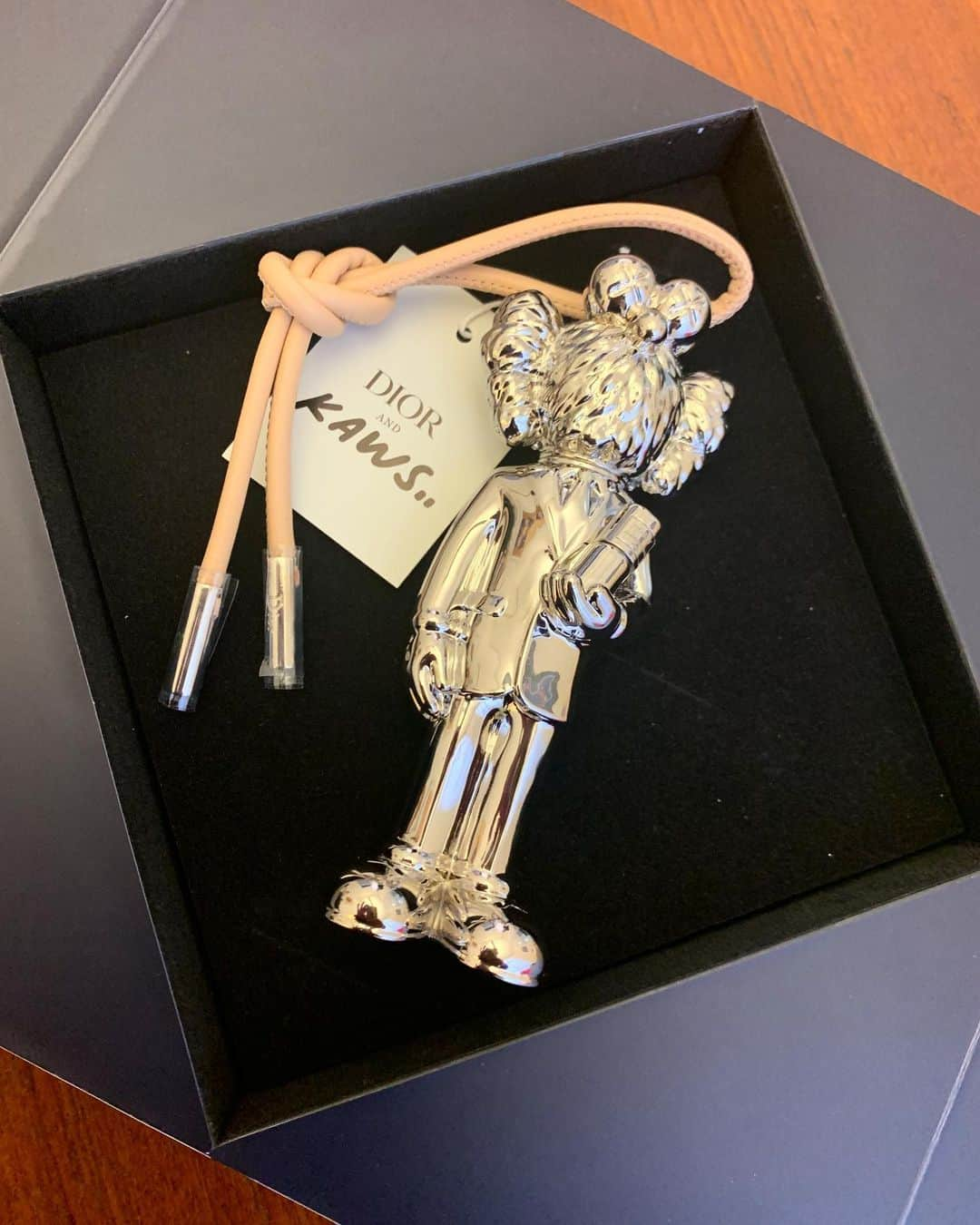 キム・ジョーンズさんのインスタグラム写真 - (キム・ジョーンズInstagram)「@kaws perfume bottle designed by @yoon_ambush for @dior - 9 days til summer 2020 show !」6月14日 3時02分 - mrkimjones