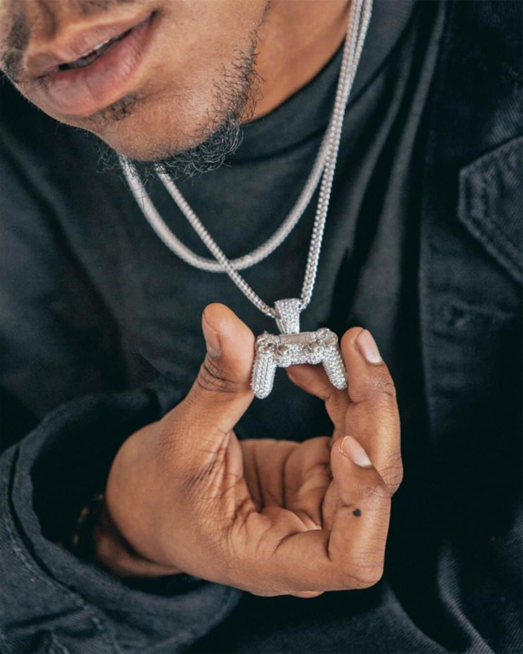 HYPEBEASTさんのインスタグラム写真 - (HYPEBEASTInstagram)「#HypeAF: @sony just dropped a line of @playstation jewelry designed by Los Angeles-based jeweler @kingice. The collaboration bridges the gap between the hip-hop and gaming communities with 14k gold implemented throughout. Select pieces are available now starting at $80 USD. Photo: @playstation」6月14日 3時04分 - hypebeast