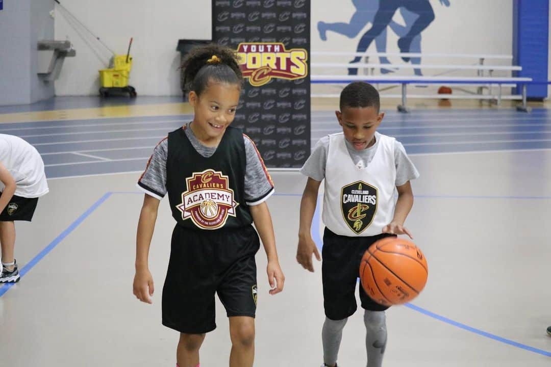 キャブスさんのインスタグラム写真 - (キャブスInstagram)「It was beautiful day for a @cavsyouthsports #CavsAcademy Summer Camp ... and a SURPRISE VISIT!  GM Koby Altman, Coach John Beilein, @realtristan13, @larrydn7, @foreverdeng22, @brandonknight, @johnhenson31, @collinyoungbull AND @jordanclarksons stopped by to help these young athletes run through various drills 💪  #ThisIsWhyWePlay」6月14日 3時18分 - cavs