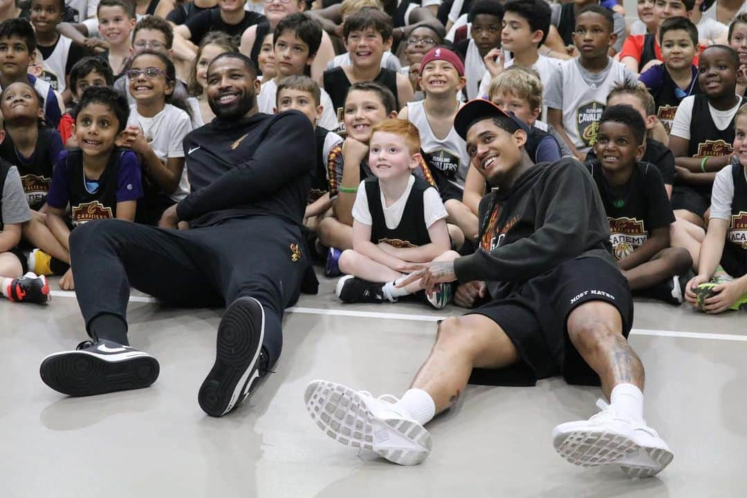 キャブスさんのインスタグラム写真 - (キャブスInstagram)「It was beautiful day for a @cavsyouthsports #CavsAcademy Summer Camp ... and a SURPRISE VISIT!  GM Koby Altman, Coach John Beilein, @realtristan13, @larrydn7, @foreverdeng22, @brandonknight, @johnhenson31, @collinyoungbull AND @jordanclarksons stopped by to help these young athletes run through various drills 💪  #ThisIsWhyWePlay」6月14日 3時18分 - cavs