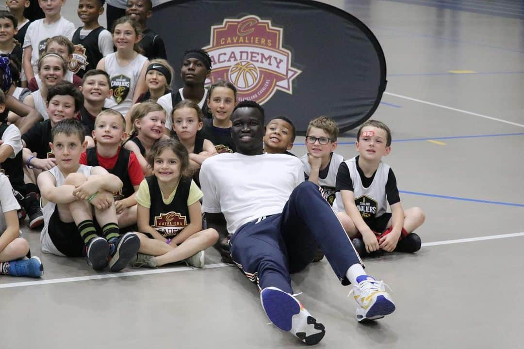 キャブスさんのインスタグラム写真 - (キャブスInstagram)「It was beautiful day for a @cavsyouthsports #CavsAcademy Summer Camp ... and a SURPRISE VISIT!  GM Koby Altman, Coach John Beilein, @realtristan13, @larrydn7, @foreverdeng22, @brandonknight, @johnhenson31, @collinyoungbull AND @jordanclarksons stopped by to help these young athletes run through various drills 💪  #ThisIsWhyWePlay」6月14日 3時18分 - cavs