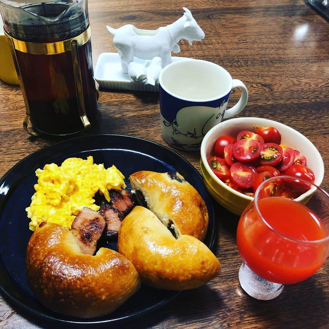 久保ミツロウのインスタグラム：「豊橋で頂いたベーグル🥯とかさくらんぼ🍒とかトマト🍅とか。さくらんぼはクラフティに。美味しく出来た〜。「はやく起きた朝は…」で作ってた夏野菜の焼き浸しと素麺をマネしてうちも。写真にはないけど豊橋駅ビルでヤマサのちくわやピレーネとかむらたのたこ焼きとか買って美味しく食べました。」