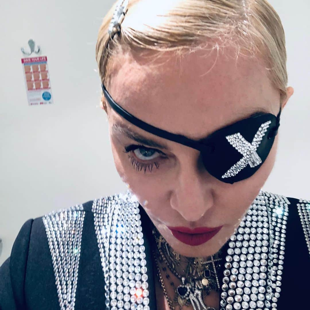 マドンナさんのインスタグラム写真 - (マドンナInstagram)「Madame ❌ is about to go off...............🚀🚀🚀🚀 #birth #grahamnortonshow  #madamex」6月14日 3時26分 - madonna