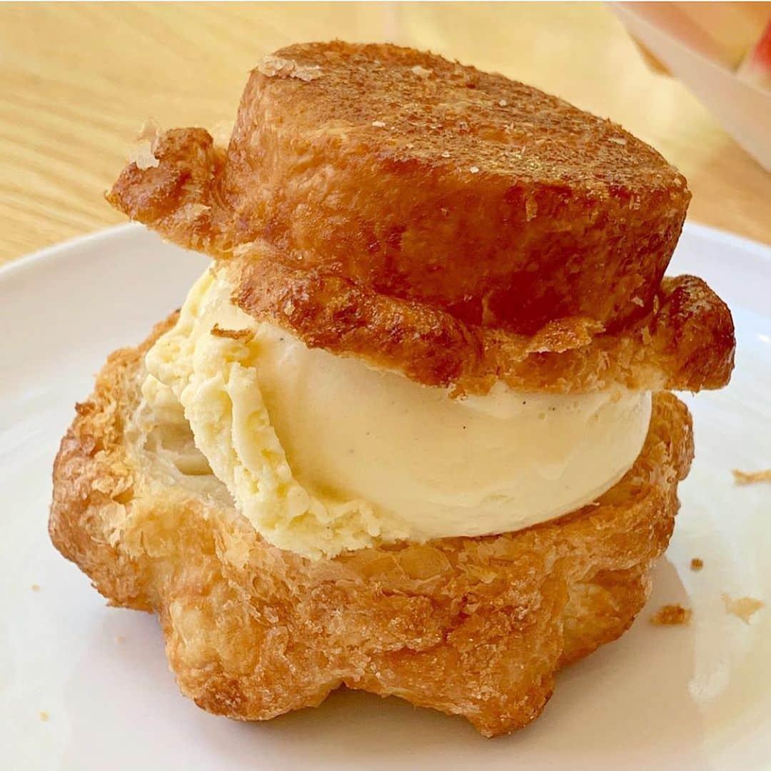 DOMINIQUE ANSEL BAKERYさんのインスタグラム写真 - (DOMINIQUE ANSEL BAKERYInstagram)「An off-the-menu secret: our DKA Ice Cream Sandwich, with our flaky, caramelized DKA sliced open and served with a scoop of homemade vanilla, chocolate, or salted caramel ice cream. #DominiqueAnselNYC #DominiqueAnselLA #DominiqueAnselLondon (📸 regram from @mpchhuon)」6月14日 3時27分 - dominiqueansel