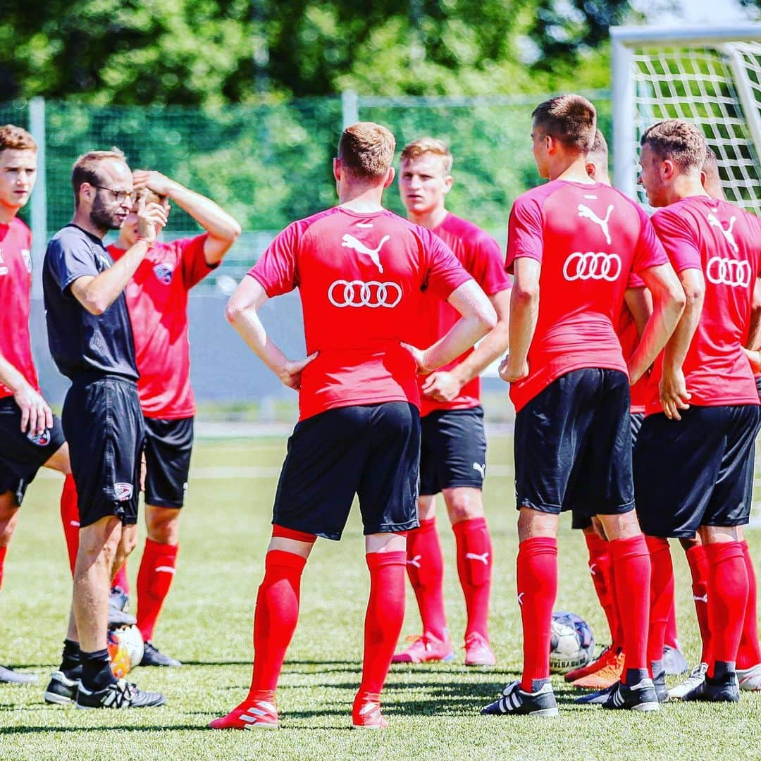 FCインゴルシュタット04さんのインスタグラム写真 - (FCインゴルシュタット04Instagram)「Auf geht's ‼️👊 Trainingsstart ⚽️💪 Alexander #Reifschneider wird zur neuen Saison Cheftrainer der #Schanzer U 21 🙌  Herzlich willkommen zurück, Alex & unseren Jungs viel Erfolg in der #Bayernliga Süd 🤗🖤❤️ . . . #FCIngolstadt #FCI #Servus #Welcome #Willkommen #fussball #football #soccer #Neuzugang #Coach #headcoach #Nachwuchs #NLZ #Ingolstadt」6月14日 3時43分 - dieschanzer