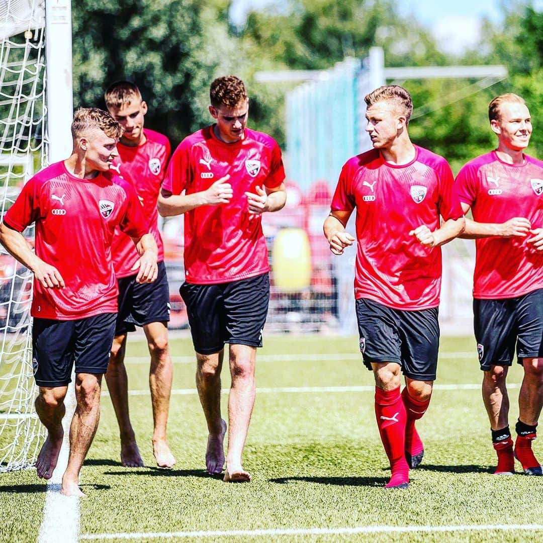 FCインゴルシュタット04さんのインスタグラム写真 - (FCインゴルシュタット04Instagram)「Auf geht's ‼️👊 Trainingsstart ⚽️💪 Alexander #Reifschneider wird zur neuen Saison Cheftrainer der #Schanzer U 21 🙌  Herzlich willkommen zurück, Alex & unseren Jungs viel Erfolg in der #Bayernliga Süd 🤗🖤❤️ . . . #FCIngolstadt #FCI #Servus #Welcome #Willkommen #fussball #football #soccer #Neuzugang #Coach #headcoach #Nachwuchs #NLZ #Ingolstadt」6月14日 3時43分 - dieschanzer