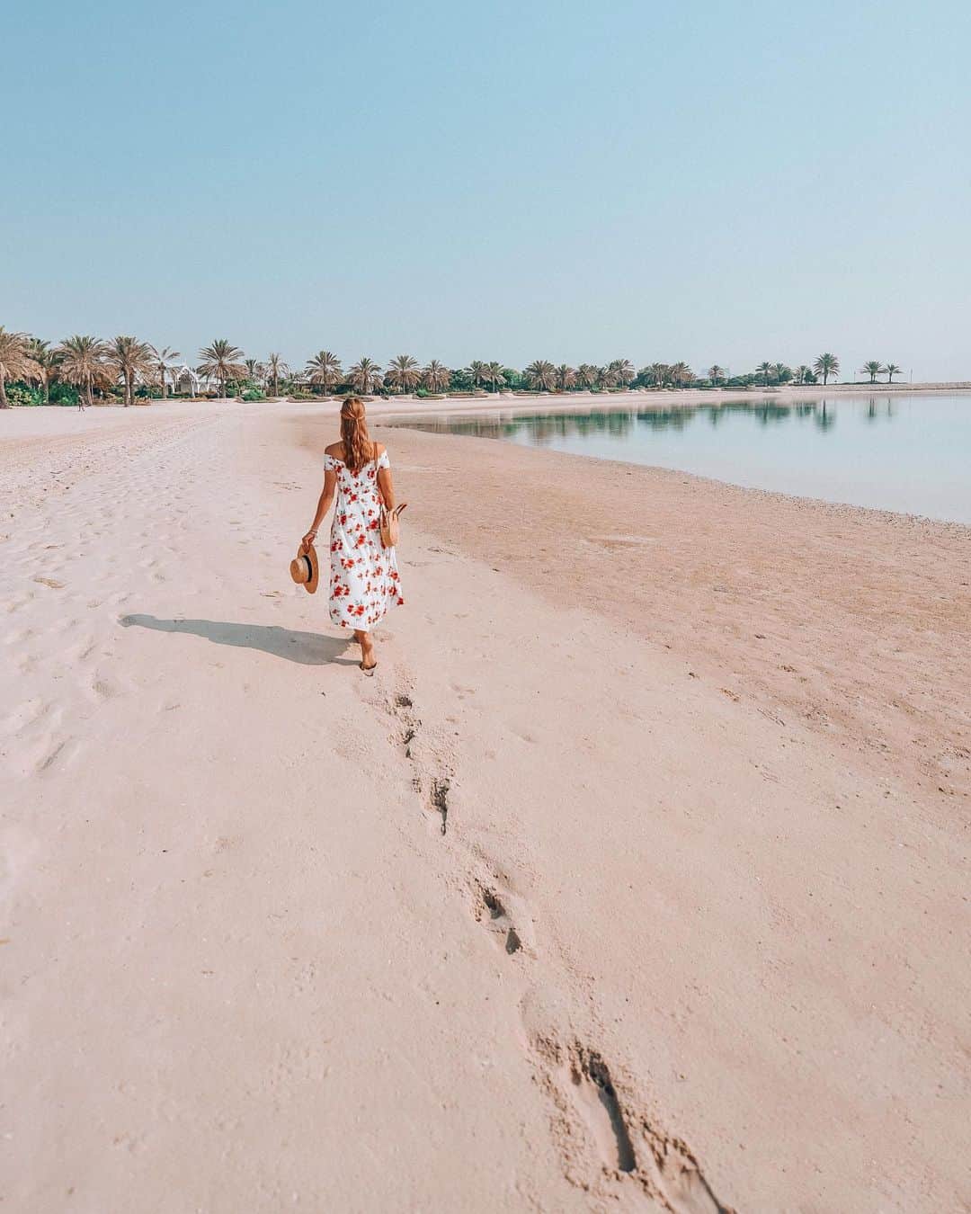 Izkizのインスタグラム：「Peaceful morning walks on the beach in Bahrain, relaxing before days filled with exciting adventures with @tourismbahrain 💙 . From pearl diving to horse riding, tasting local food, visiting mosques and camel farms, sky diving to go karting, it’s been amazing discovering what Bahrain has to offer! #bahrainalwayswarmer #bahrainoursyours @ritzcarltonbahrain #RCMemories #AD」