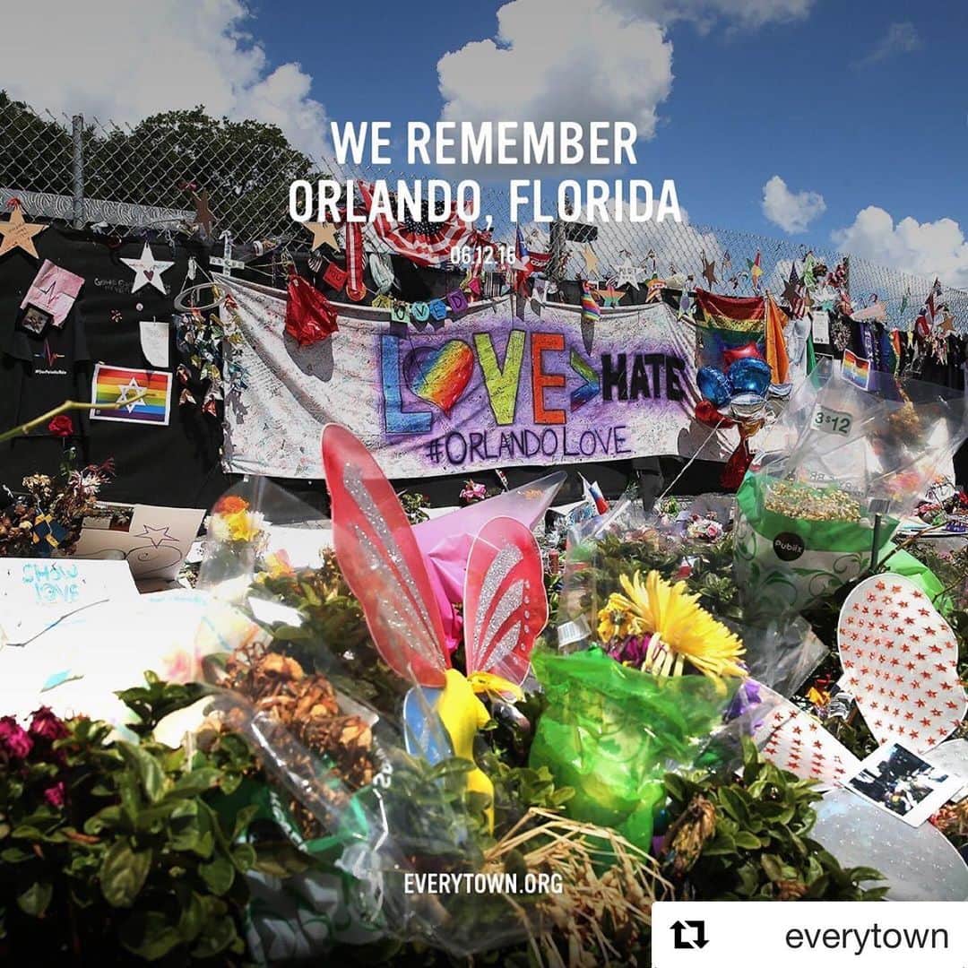 エリザベス・パーキンスさんのインスタグラム写真 - (エリザベス・パーキンスInstagram)「#Repost @everytown ・・・ Three years ago today, 49 people were shot and killed, and more than 50 were injured by a hate-filled gunman at #Pulse, an LGBTQ+ nightclub in Orlando, Florida. Today, we remember the victims, unite with the survivors, and pledge to continue fighting for a world free from hatred. #DisarmHate」6月14日 3時44分 - elizabethperkins