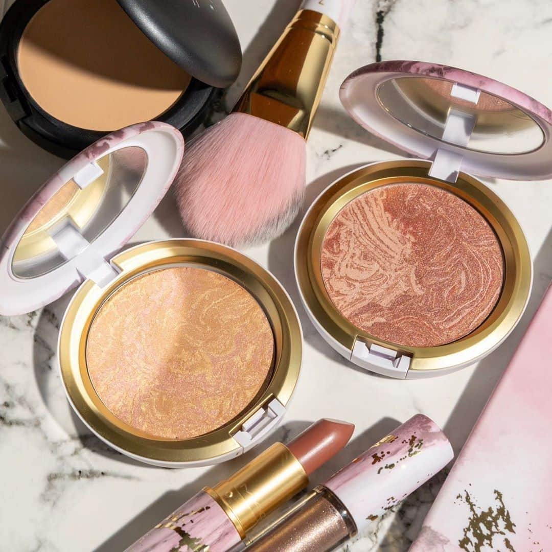 M·A·C Cosmetics Canadaさんのインスタグラム写真 - (M·A·C Cosmetics CanadaInstagram)「Bathe your cheeks in a wash of our limited-edition Iridescent Powders from #MACElectricWonder ⚡️ Repost @maccosmeticsthailand @_okmua」6月14日 4時00分 - maccosmeticscanada