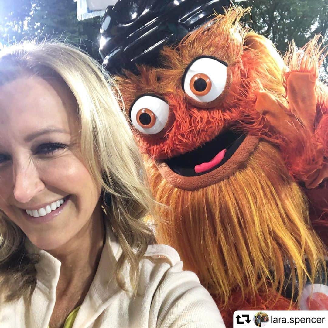 Good Morning Americaさんのインスタグラム写真 - (Good Morning AmericaInstagram)「#repost @lara.spencer ・・・ Photobombed by #gritty. Thank you #Philly for a great day #gmainphilly」6月14日 3時56分 - goodmorningamerica