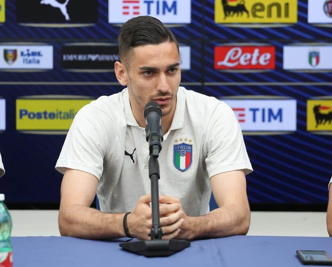 アレックス・メレットのインスタグラム：「🎙🇮🇹 #pressconference #italia #u21 @azzurri」