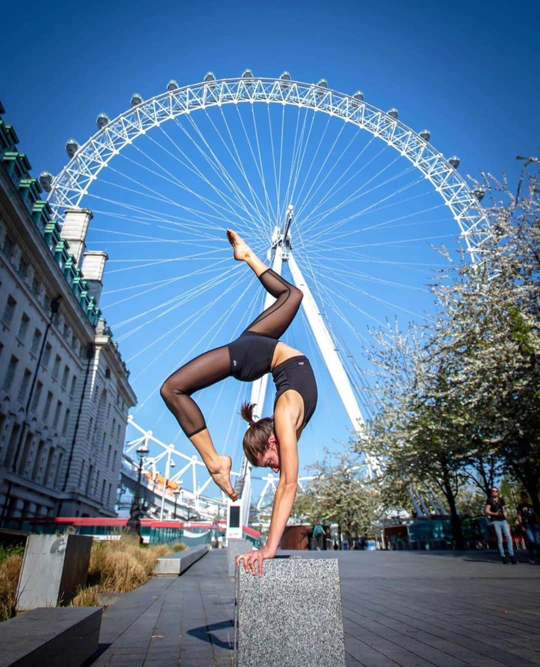 ALO Yogaさんのインスタグラム写真 - (ALO YogaInstagram)「Think good thoughts, do good deeds, speak good words & keep your circle positive, because what goes around comes around 🙏  @adellbridges making our world spin round in her High-Waist Sheer Capri & Bind Tank 💕 #aloyoga #yoga」6月14日 4時01分 - aloyoga