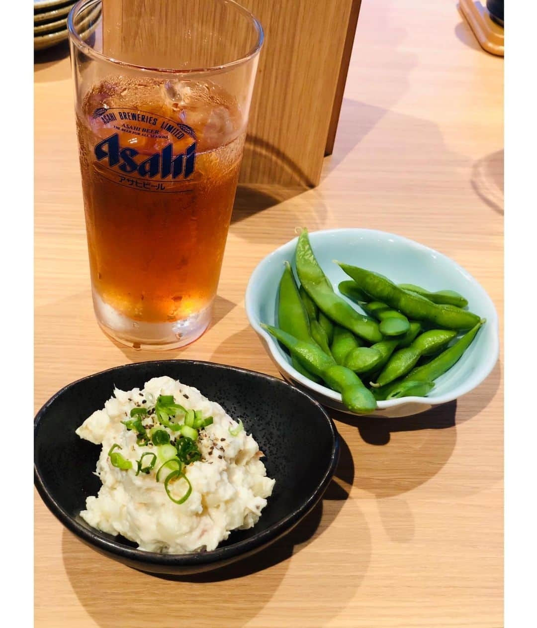 織田千穂さんのインスタグラム写真 - (織田千穂Instagram)「ちょっと一杯いっとく～🍺⁉️の気軽さ💜 田町駅直結🚃🚋💭超便利な 海鮮問屋地魚屋三田に行って来ました‼️ * 今回は…入口付近にある立ち飲みスペース 角打ち田町を利用させて頂きました❤️ とってもリーズナブルな最強コスパで 気軽に一杯飲んでいける場所💕 * 奥の寛げる個室スペースとは メニューも異なり、名物おでんや おつまみなど堪能出来ます🍢💛✨ * 久々におでん食べられてほっこり💗 お刺身やおつまみも 一皿がミニサイズになっていて 一品から注文出来るので食べたいのが 全部頼めてちょこちょこ食べが出来て めちゃくちゃ楽しかった\(* ¨̮ *)/💕 * 💟黒毛和牛肉寿司、中トロ各380 💟鮪(赤身)、サーモン、 勘八、鯛、スズキ各130 💟おつまみ白身魚天300 💟大人のポテトサラダ、塩レバー、 鶏モモ竜田揚げ、北海蛸の唐揚げ各380 💟わさび枝豆、ひんやりトマト、 サーモン窯焼き各280 💟お造り盛り合わせ780 💟おでん 各130 ▻►大根、玉子、はんぺん、餅巾着、 ちくわぶ、ウィンナー巻き(150) * この驚きの単価なので これだけ頼んでもとってもリーズナブル‼️ 平日の夕方早い時間にも関わらず常に満席‪\(ᯅ̈ )/ ‬仕事帰りのちょい飲み🍺に良きですね( ᵕ·̮ᵕ )ﾉ💕 ✼••┈┈┈┈┈┈┈┈┈┈┈┈┈┈┈┈••✼ #海鮮問屋地魚屋三田 #角打ち田町 #居酒屋 #食べログ #地魚屋 #女子会 #肉活 #田町 #グルメ部 #foodpic #l4l #foodie #田町ディナー #dinner #女子会 #japanesestyle #晩ごはん #田町グルメ #飯テロ #立ち飲み処 #ディナー #食べスタグラム #ootd #instafood #japanesefood #followme #foodstagram #フードスタグラム  #foodoftheday #グルメ好きな人と繋がりたい#japanesegirl @queen.lupis ピアス(v0614) ヘアクリップ (o944) ✼••┈┈┈┈┈┈┈┈┈┈┈┈┈┈┈┈••✼」6月14日 4時14分 - chihoda