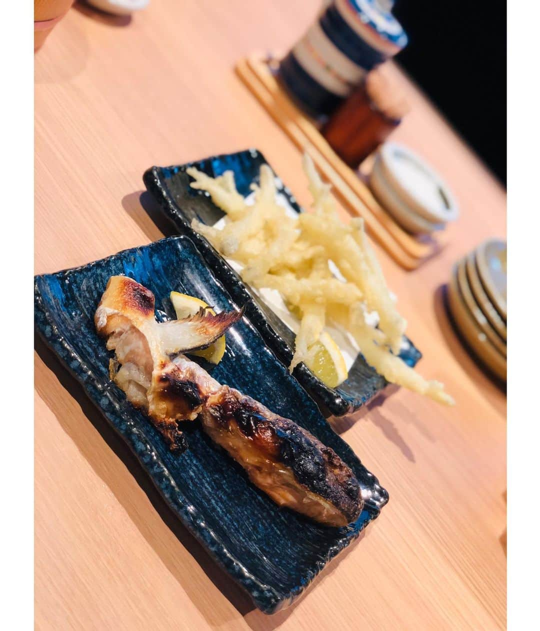 織田千穂さんのインスタグラム写真 - (織田千穂Instagram)「ちょっと一杯いっとく～🍺⁉️の気軽さ💜 田町駅直結🚃🚋💭超便利な 海鮮問屋地魚屋三田に行って来ました‼️ * 今回は…入口付近にある立ち飲みスペース 角打ち田町を利用させて頂きました❤️ とってもリーズナブルな最強コスパで 気軽に一杯飲んでいける場所💕 * 奥の寛げる個室スペースとは メニューも異なり、名物おでんや おつまみなど堪能出来ます🍢💛✨ * 久々におでん食べられてほっこり💗 お刺身やおつまみも 一皿がミニサイズになっていて 一品から注文出来るので食べたいのが 全部頼めてちょこちょこ食べが出来て めちゃくちゃ楽しかった\(* ¨̮ *)/💕 * 💟黒毛和牛肉寿司、中トロ各380 💟鮪(赤身)、サーモン、 勘八、鯛、スズキ各130 💟おつまみ白身魚天300 💟大人のポテトサラダ、塩レバー、 鶏モモ竜田揚げ、北海蛸の唐揚げ各380 💟わさび枝豆、ひんやりトマト、 サーモン窯焼き各280 💟お造り盛り合わせ780 💟おでん 各130 ▻►大根、玉子、はんぺん、餅巾着、 ちくわぶ、ウィンナー巻き(150) * この驚きの単価なので これだけ頼んでもとってもリーズナブル‼️ 平日の夕方早い時間にも関わらず常に満席‪\(ᯅ̈ )/ ‬仕事帰りのちょい飲み🍺に良きですね( ᵕ·̮ᵕ )ﾉ💕 ✼••┈┈┈┈┈┈┈┈┈┈┈┈┈┈┈┈••✼ #海鮮問屋地魚屋三田 #角打ち田町 #居酒屋 #食べログ #地魚屋 #女子会 #肉活 #田町 #グルメ部 #foodpic #l4l #foodie #田町ディナー #dinner #女子会 #japanesestyle #晩ごはん #田町グルメ #飯テロ #立ち飲み処 #ディナー #食べスタグラム #ootd #instafood #japanesefood #followme #foodstagram #フードスタグラム  #foodoftheday #グルメ好きな人と繋がりたい#japanesegirl @queen.lupis ピアス(v0614) ヘアクリップ (o944) ✼••┈┈┈┈┈┈┈┈┈┈┈┈┈┈┈┈••✼」6月14日 4時14分 - chihoda