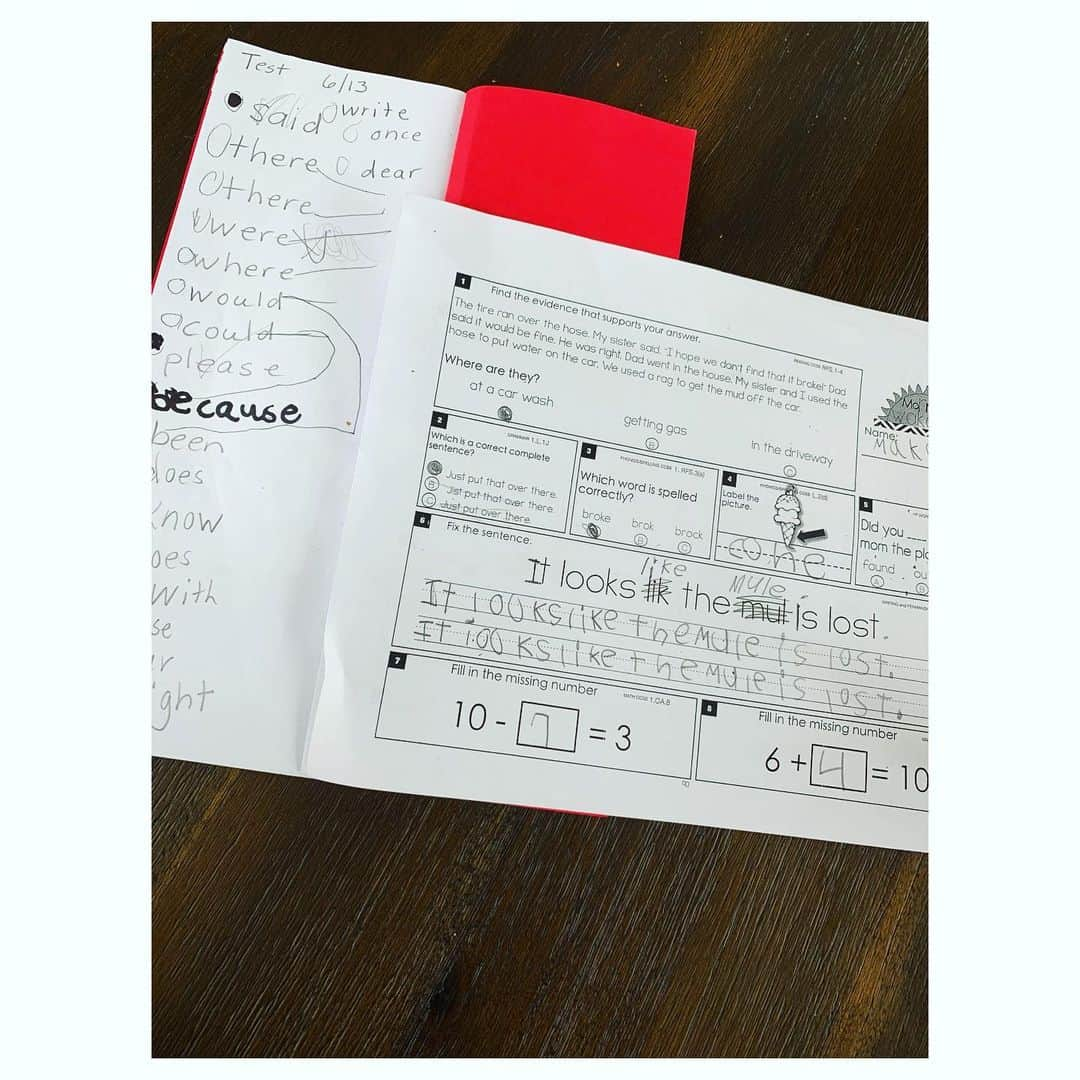 MINMIさんのインスタグラム写真 - (MINMIInstagram)「マカさんのテストやプリント。 アルファベットも知らないまま来て絶対ハードルが高いはず。しかも誕生日の関係で学年が繰り上がる。こないだまで幼稚園だったのに9月から二年生。アイ君は四年生💦 アメリカは飛び級、下げ級できるはずと聞き。何度も役所や学校に1年生にしてほしい！と相談に行ったが、この地区ではその制度が完全に廃止されたのだと（−＿−；） 下の2人は意欲的な努力家タイプで日本では勉強も楽しんでた^_^  それだけについていかせてあげたい親心。 アイは、アメリカの授業は、 「意味わかんな過ぎてねいつも頭の中で コナンの話とか空想してるんだー♪エヘっw」って言う。 それはそれで素晴らしいけど🤣w  マカさんは、「全部カンニングできるから考えなくてよくて楽チン！」って言う。。。 それもそれで頼もしいよ🤣w  その時間と思考が後々人生の役に立つ何かになるのかもね w という考えもある。 けれども。あきらめたり、劣等感がしみつかないように 早く理解させてあげたくて色んな方法を探してみてたの。 私の英語もつたないけど、毎日学校に熱意だけは伝えに行ったり、 塾や家庭教師の情報を聞き集めたり、 下手な英語で絵本を読んでは キーに突っ込まれたり（−＿−；） 七転八倒。そんな時に、 昨日学校の英語の先生から 3人を自宅に招いて 家庭教師をしましょう！っというお話✨ 日本の子は算数ができるから言葉がわかればすぐ学校に追いつけるわ😉⭐️ 何十年も英語を教えてきたの。 プロに任せてっ！ シングルだし大変よね？ってディスカウントまで😢💕 優しいスマイルの先生のお声がけ👩‍🏫 まだレッスンは始まってないけど 3人とも一歩前に進めそうな気がして。少し安心したー😭💕 国内外から、見守っててくれて、親身にアドバイスや情報くれたり、応援してくれてる方々 本当にありがとう。ね 💓 #次の課題は早くキーとアイのサッカーチームを見つけなきゃ ⚽️ なのだ。」6月14日 4時14分 - minmidesu