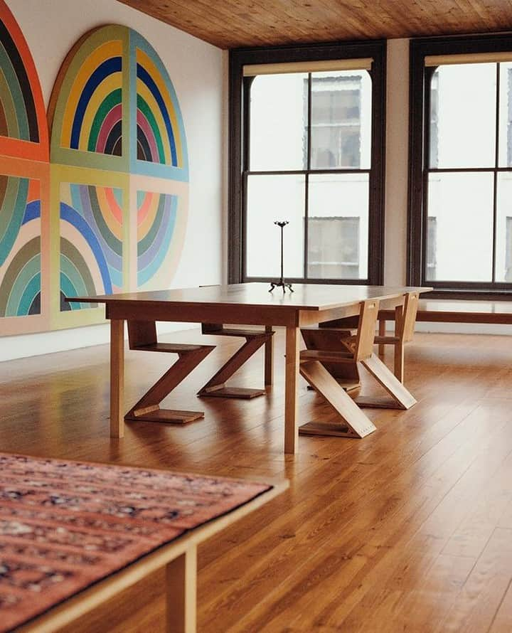 Meganさんのインスタグラム写真 - (MeganInstagram)「A 1967 Frank Stella Protractor Series painting opposite Gerrit Rietveld zigzag chairs and a table designed by Donald Judd. @juddfoundation⠀ ⠀ #donaldjudd #frankstella #GerritRietveld⠀ ⠀ ⠀」6月14日 4時15分 - zanzan_domus