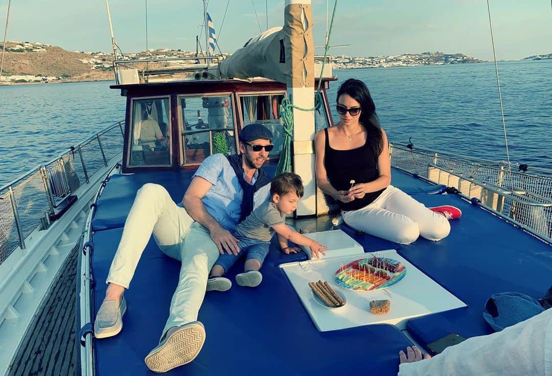 ジョエル・ムーアのインスタグラム：「Old Port, New Perspective. - This place is what dreams are made of. I’m reading all about how we need to take more time off from work to really understand HOW to work. From old Greek philosophy to new finds like ‘Essentialism’, ‘The Power of Habit’, ‘Sapiens’, we all work so hard and barely get time to reflect on what the hell we’re doing from day to day. How can we build a house without thinking about the bricks!? - Back to work soon with a new perspective on it all...」