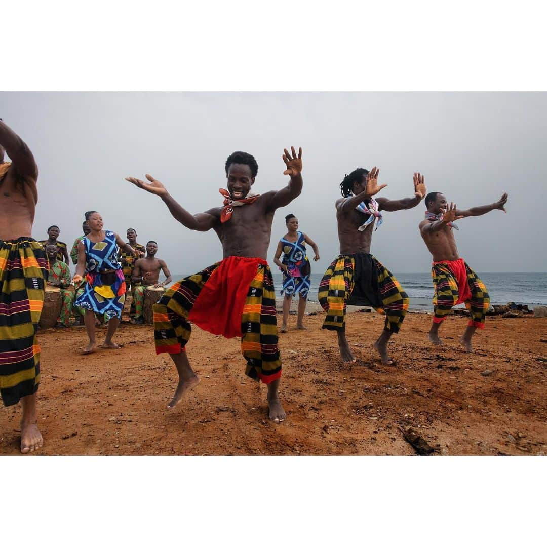 スティーブ・マカリーさんのインスタグラム写真 - (スティーブ・マカリーInstagram)「“Dance is the hidden language of the soul.” - Martha Graham. 1st image: #Accra, #Ghana, 2017. 2nd image: #Shanghai, #China, 1989. 3rd image: #Rome, #Italy, 2016. 4th image: #Croatia, former #Yugoslavia, 1989. 5th image: Sunset Boulevard, Silverlake, #LosAngeles, #California, 1991.」6月14日 4時19分 - stevemccurryofficial