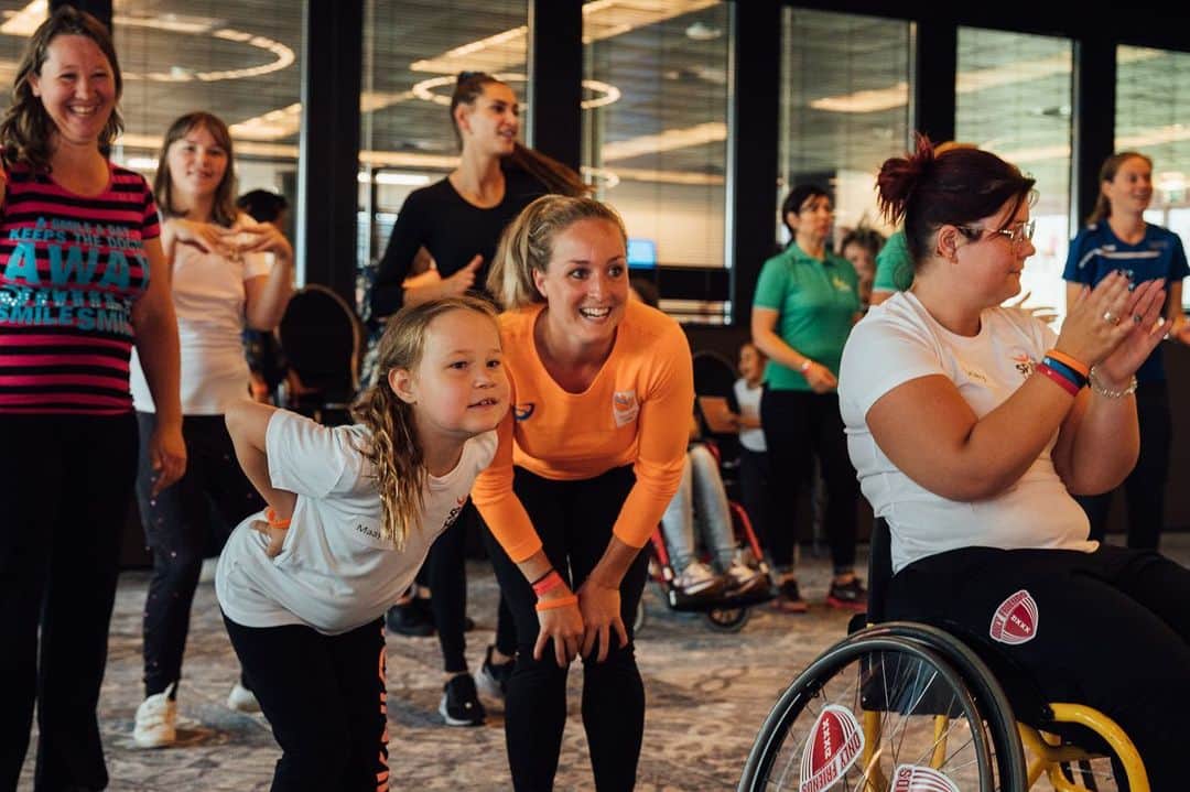セリーヌ・バン・ガーナーのインスタグラム：「Ik kan niet beschrijven hoe dankbaar het voelt om 100!! ernstig zieke kinderen of kinderen met een beperking een fijne dag te bezorgen! Kijk naar deze blije koppies ♥️ Wat een mooie dag! @sporthelpt @sconlyfriends Jullie zijn toppers!! Blij dat ik aan deze dag heb mogen bijdragen 🤩 #elkeextralachiseenoverwinning #jebentgoedzoalsjebent」