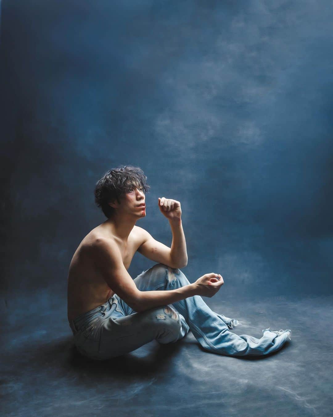 ユージン・リー・ヤンのインスタグラム：「blue Photo: @jdrenes  Styling & Designer: @farrenjeanandrea  Hair: @daviddanggg  Makeup: @ariannachayleneblean」