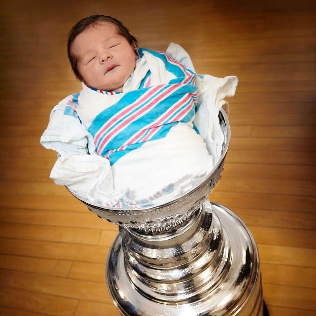 NHLさんのインスタグラム写真 - (NHLInstagram)「What a week for @vt9191! 👶 #StanleyCup (via TW/emilymkaplan ESPN)」6月14日 4時33分 - nhl