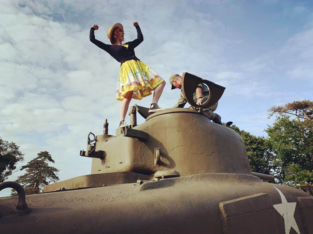 ボニー・モーガンさんのインスタグラム写真 - (ボニー・モーガンInstagram)「Tanks for letting me run amok on your tank sir! #punny #tanksalot #runningamok #itsatank #adventuresofbendybonnie #theyletmedrive #bigmistake #heavymachinery #shenanigans #ww2 #dday75 #badassery #pinupgirlboutique #layingseige #saintemereeglise #normandy #bendybonnie」6月14日 4時34分 - bendybonnie